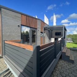 Mobiles Tiny House mit überdachter Terrasse
