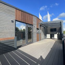 Wintertaugliches Tiny House mit überdachter Terrasse und offener Küche